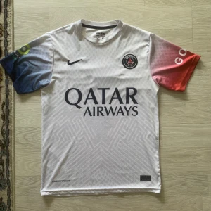 PSG Mbappé fotbollströja - Säljer nu denna feta PSG t-shirten.  T-shirten är nästan helt oanvänd, skick 9,5/10. Skriv om ni vill ha fler bilder eller vid minsta lilla funderingen!