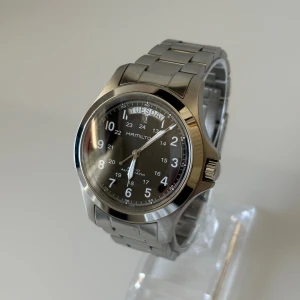 Hamilton Khaki Field King Automatic  - • Modell: Hamilton Khaki Field King Automatic  • Storlek: 40mm • Referens: H64455133 • År: 2022 • Skick: Mycket Bra • Medföljer: Fullset