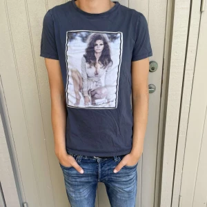 Limitato T-shirt  - Säljer nu denna as feta limitato T-shirten 🌊☀️Tröjan är i rätt så bra skick förutom ett litet hål på ryggen. Hör av er vid frågor eller funderingar. 