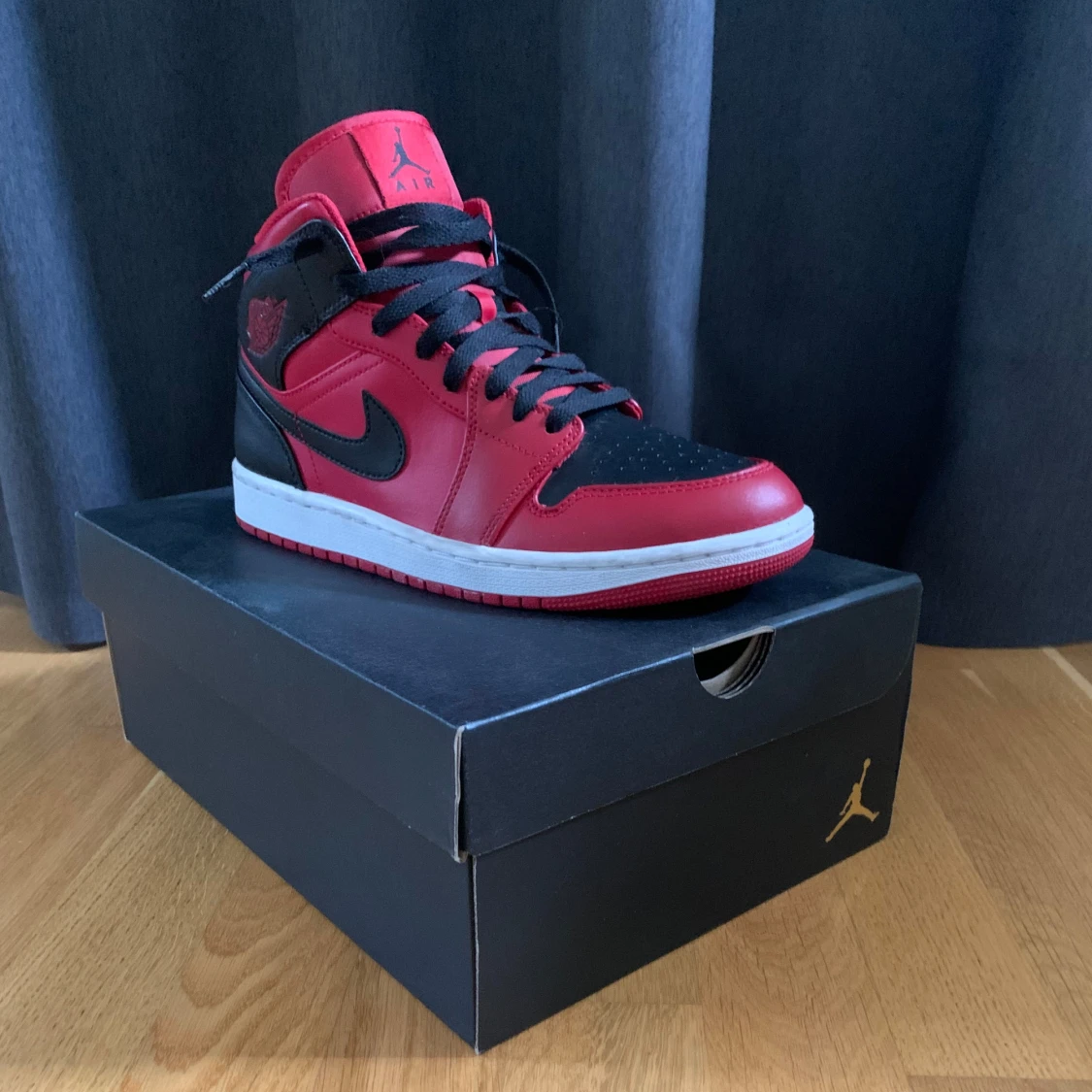 Jordan 1 mid (red black white)