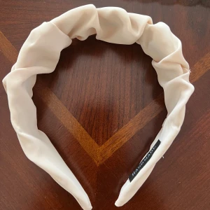 Diadem - Ett beingt diadem aldrig använt, fick den i present men vill inte ha den