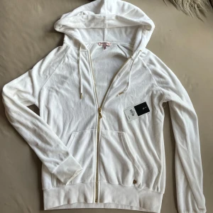 Juicy Couture kofta  - Helt ny kofta från Juicy Couture med prislapp kvar köpt 2012 💫 