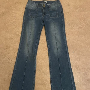Bootcut jeans me detaljer - Fina bootcut jeans med detaljer! Är i toppskick förutom lite slitningar längst ner på benen då det varit för långa på mig. Är i stl 38 regular. 💞 frakt ej inräknad i pris