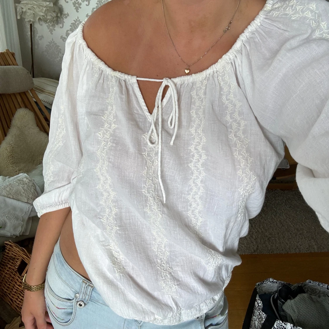 Vit blus med knytband - 90