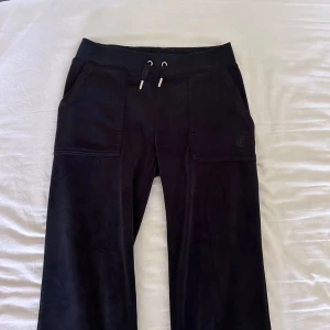 Juicy Couture - Svarta juicy byxor som aldrig kommer till användning. Använda många gånger men inga defekter. Skriv om ni vill ha fler bilder💗