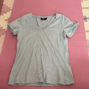 Lång ljusblå v-ringad tshirt - I bra skick 