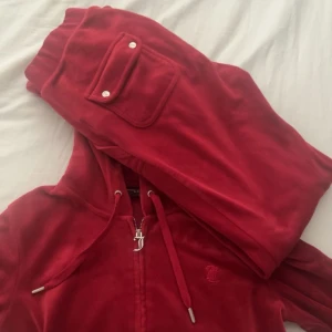 Juicy  - Jätte fint och använt Max 4 gånger,tycker inte om färgen på mig dock, passar till S och Xs sitter jätte fint. Köptes för 2000 kronor på nelly. Pris kan diskuteras 