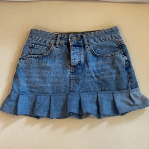 Söt jeanskjol - Köpt på plick, aldrig använt bara testat. Jättebra skick💗