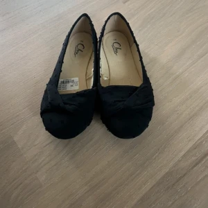 Svarta ballerina skor  - Svarta ballerina skor från skopunkten, Användes ett par timmar på balen men var lite för stora  & Storlek 36