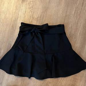 Säljer denna otroligt gulliga kjolen från Zara då den inte kommit till användning. Kjolen har insydda shorts🫶 Storlek XS🩷