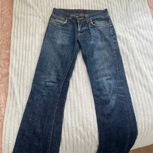 Nudie jeans - Säljer mina nudie jeans!!! Strl 27/32 i  fint skick utan defekter, pris kan diskuteras🥰 lånade bilder men exakt samma byxa!