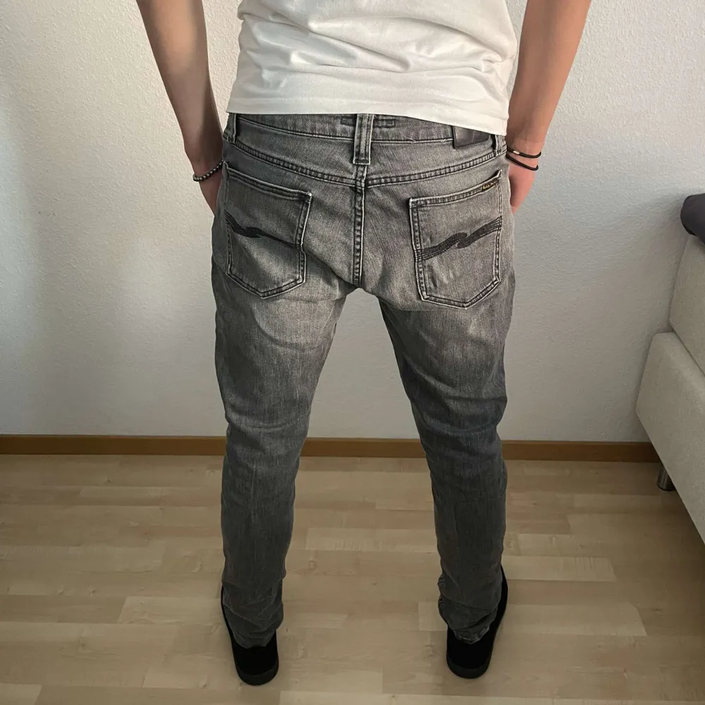 Säljer dessa gråa Nudie jeans  Modell: Skinny Lin (slimfit)  Nypris: 1600kr Mitt pris: 899!   Jeansen är helt nya endast borttagen lapp. Aldrig använda, tvättade, bara testade❗️  Skriv vid intresse!!. Jeans & Byxor.