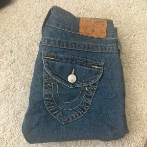 True religion jeans - Säljer dessa as snygga true religion jeans. De är Low waisted och bootcut. Säljer pga att de var för små❤️❤️