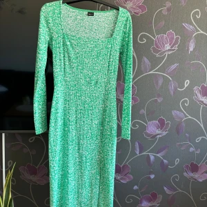 Gina tricot klänning  - Grön snygg klänning med slits från Gina . Använt 3/4 gånger men kommer inte till användning mer. Skriv för fler bilder, jag är 176,5