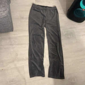 Mjukisbyxor  - ett par mjukisbyxor, som inte längre kommer till användning längre, använt några gånger för 1 år sedan ungefär. 