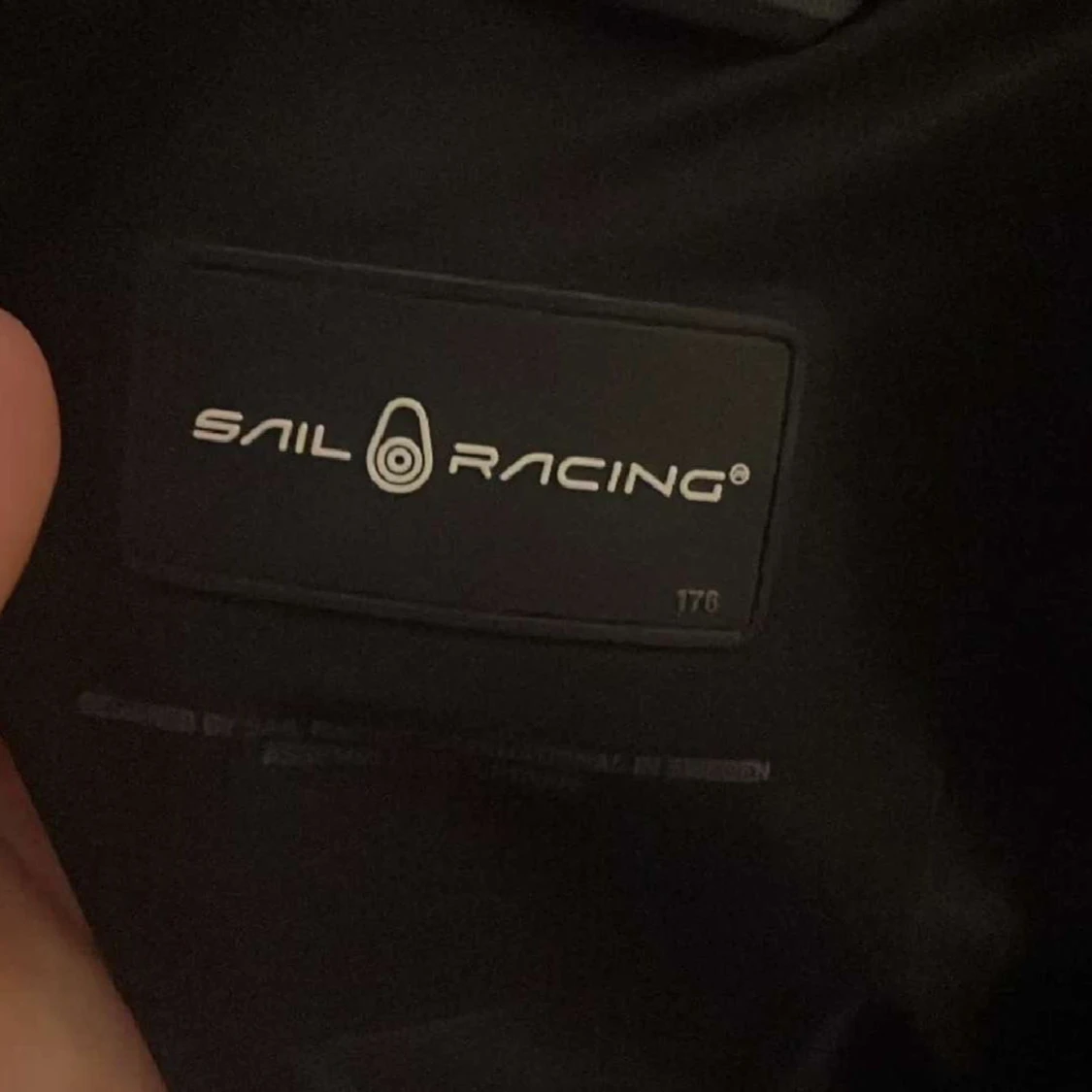 Säljer en fin Sail racing jacka till vintern 9/10 bra skick ett litet hål som inte syns typ som är täckt ändå passa på innan alla jackor är slut till vintern - 91