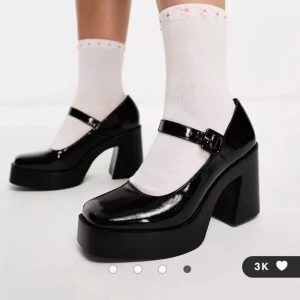 Mary Jane klackar  - Säljer mina platå klackar från ASOS då jag inte använder de längre, super fint skick!  Priset går att diskuteras☺️