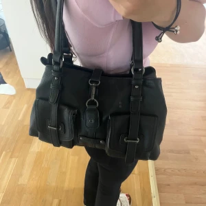 Väska  - Superfin väska från Zalando i nyskick. Älskar verkligen denna men använder tyvärr inte så mycket. Väskan har två fack inuti, hör av dig för fler bilder eller frågor<3 Väskans nypris: 780kr