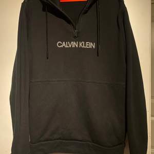 Hoodie från Calvin Klein svart halfzip.  Använd men i bra skick. 