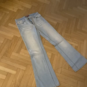 Ljus blå washed jeans  - Har ett hål lite över känt men går nog att sy ihop. Köpt på second hand butik men själv så har jag aldrig använt dom eftersom att dom är för små. Dom passar någon med storlek 34 eftersom dom är för små för mig som har 38. Skriv due om intresserad!💓