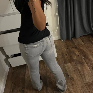 Jeans  - Gråa jeans i storlek 32 för små för mig 