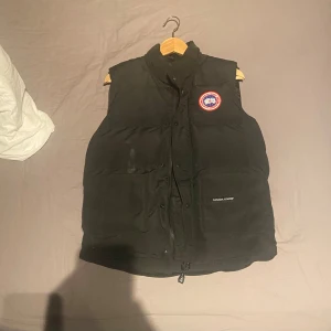 Canada goose vest - canada goose vest i 7/10 skick inga hål priset kan diskuteras!