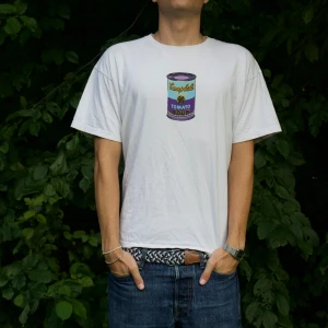 Vit Pull & Bear T-Shirt med tryck - Modellen är 180cm