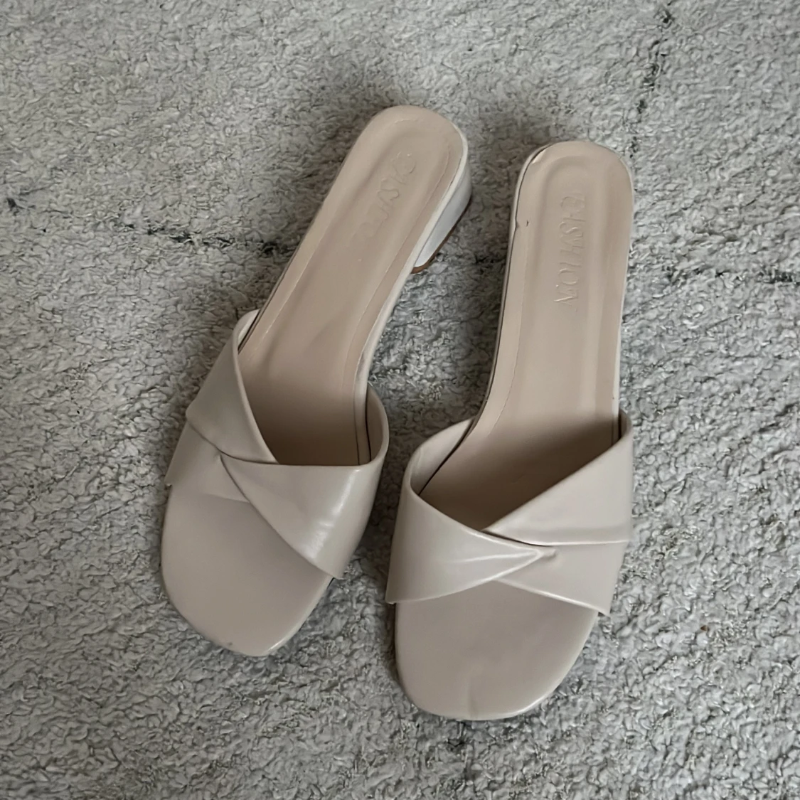 Beige sandaler med klack