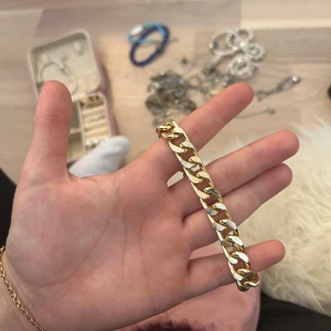 Kedje armband - Säljer detta armbandet i en tjockare kedja från Nelly. Plast material , aldrig använd och helt ny! 