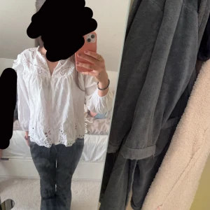 blus - jätte fin vit blus från zara kids🩷 Lite kort i armarna men det går ändå! 