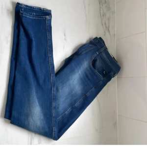 Replay  - Säljer ett par replay jeans i storlek 31 34  Säljs för 349kr jätte bra skick och använda ett par fåtal gånger 