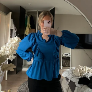 Blå blus  - Jättefin blå blus från Only! Säljes då den inte kommer till användning längre😥