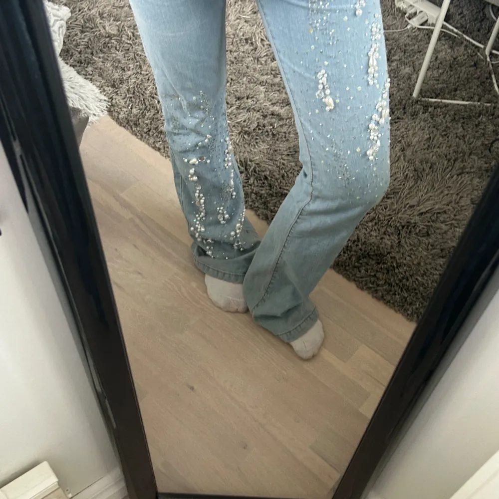 Så snygga och unika jeans! De är ljusblå, utsvängda och har pärlor fastsydda🩵. Jeans & Byxor.