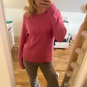 Stickad tröja - Säljer denna fina rosa stickade tröjan från vero moda i storlek S. Är 169 lång och den passar perfekt. Hör av er om ni har några tankar eller funderingar! 
