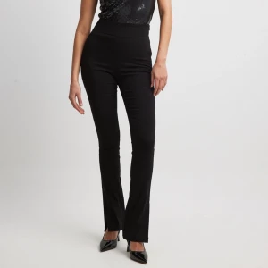 Jättesnygga bekväma kostymbyxor  - Från nakd ! Utsvängda/bootcut byxor med slits!! Medelhög midja! Svarta med prislappen kvar!! Storlek 36