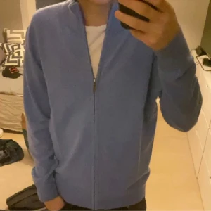 Kashmir Fullzip  - Säker denna Fullzip i 100% Kashmir. Den är max använd 5 gånger och är aldrig tvättad. Den är alltså i väldigt bra skick. Bara att skriva vid funderingar.
