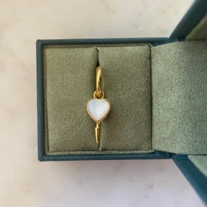 Maria Nilsdotter örhönge - Säljer mitt vackra single love earring från Maria Nilsdotter, som inte längre säljs på hemsidan❤️ Priset kan ändras och diskuteras❤️