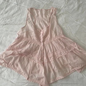 Rosa lös blus - Skit söt rosa lös blus, vart ifrån osäker och storleken också men hade sagt storlek 34-38 :) skriv dm vid fler frågor eller bilder 