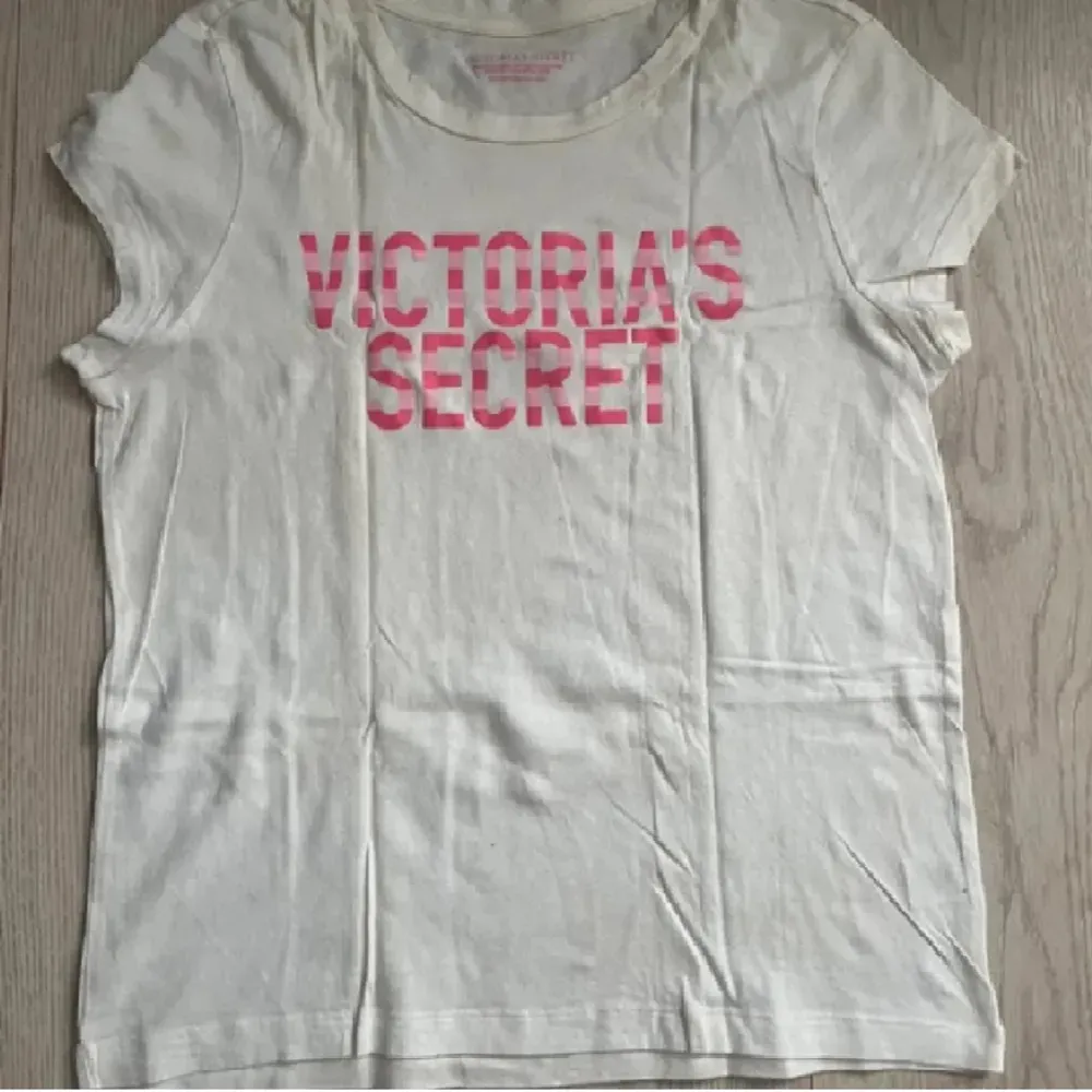 Hej! Säljer denna jätte söta victoria secret tröjan, den har en liten fläck som går att se på bild nr två men de går säkert bort med blekningsmedel. Pris går att diskutera 💞 . Blusar.