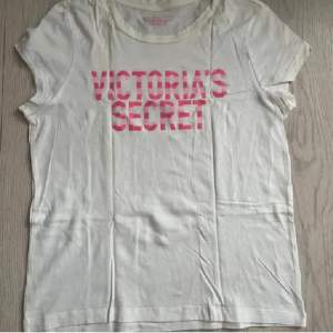 Hej! Säljer denna jätte söta victoria secret tröjan, den har en liten fläck som går att se på bild nr två men de går säkert bort med blekningsmedel. Pris går att diskutera 💞 