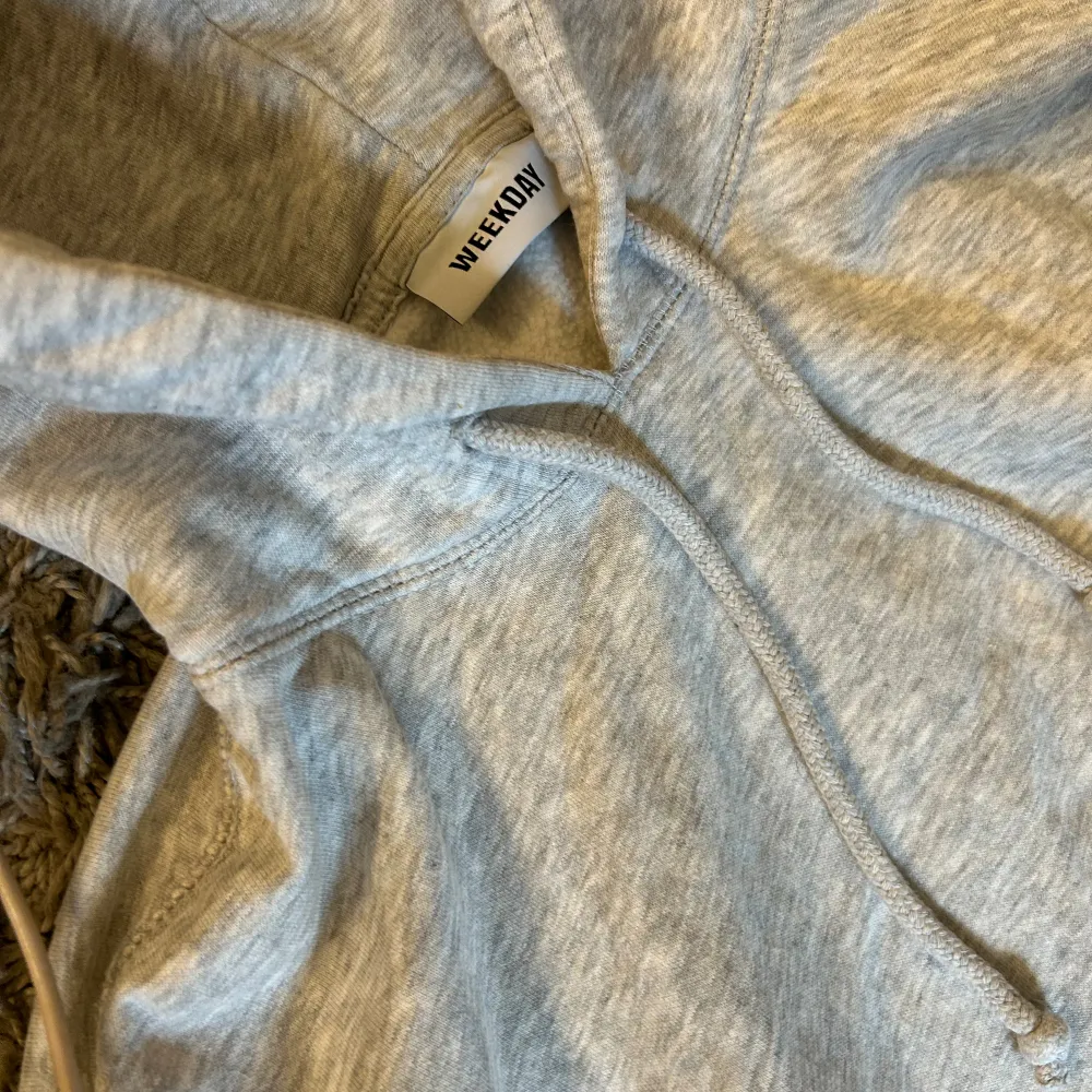Grå hoodie från weekday i super bra skick💕 Säljer för att den inte kommer till användning, storlek xs men är stor i storleken. Hoodies.