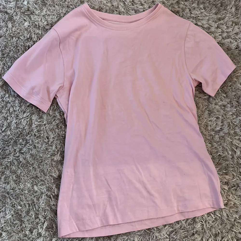 Ljus rosa T-shirt. Jätte fin tex på sommaren. Kan även användas som pyjamas tröja. Aldrig använd. Köp jätte gärna!!⭐️⭐️💗💗. T-shirts.