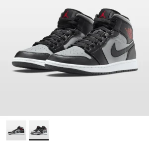 Jordan 1  - Säljer mina nästan oanvända Jordan 1 skor. Köpta för 3000kr i stl 38, skriv för fler bilder osv🩷 pris kan diskuteras!