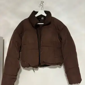 Brun Puffer Jacka från H&M . Storlek XSS men skulle säga att den passar både XS och S. 