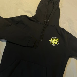Santa Cruz Hoodie - Säljer nu min helt oanvända Santa Cruz hoodie då den inte kommer till användning. Inga fläckar, hål eller sprickor i trycket och priset kan diskuteras!⭐️