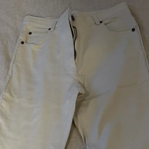 Lågmidje ljusa jeans från Australien  - Ljusa 2000s jeans från Australien därför vet jag inte vilken storlek det är i svenska storlekar. Storlek 8. Fin kryssdetalj längs benen. 