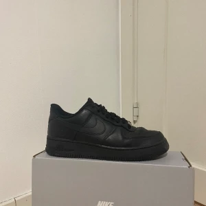 Nike air force black strl 42,5 - Nike air force svart i mycket bra skick, inte använda långe och är som nya, säljer dem pga dem inte är min stil längre😃 nypris 1400 typ 