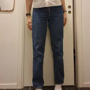 Supersnygga och sköna jeans från monki, sparsamt använda!   Jag har själv vanligtvis storlek S/36 och är 170cm lång