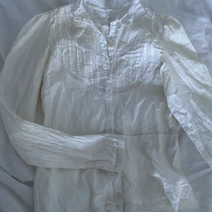 Topp - Jätte fin topp med spetd detaljer, superfin!🤍