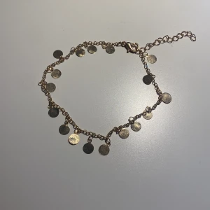 Guldfärgad fotlänk - Guldfärgad fotlänk, Är helt ny och har inte används, passar bra på de flesta personer💞